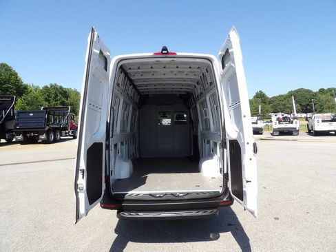 Used 2023 Mercedes-Benz Sprinter 2500 image 40