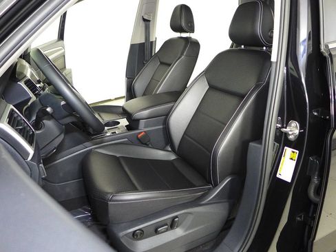 Used 2023 Volkswagen Atlas SE w/ Black Wheel Package FWD image 21