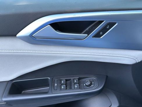 New 2026 Volkswagen Taos SE FWD image 19