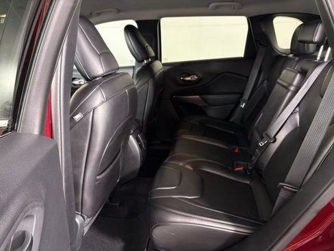 Used 2019 Jeep Cherokee Latitude Plus w/ Comfort/Convenience Group FWD image 37