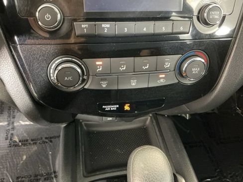 Used 2015 Nissan Rogue S FWD image 17