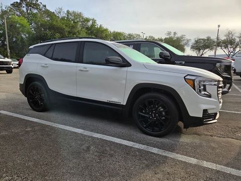 Used 2023 GMC Terrain SLE w/ Driver Convenience Package FWD image 3