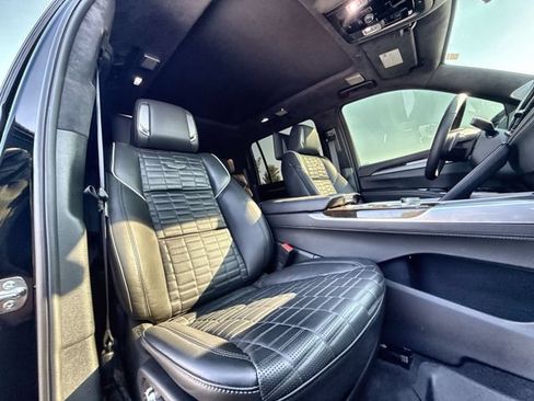 Used 2025 Cadillac Escalade ESV Sport Platinum w/ LPO, ONYX Package AWD/4WD image 27