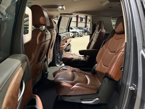 Used 2019 Cadillac Escalade ESV Premium Luxury RWD image 17