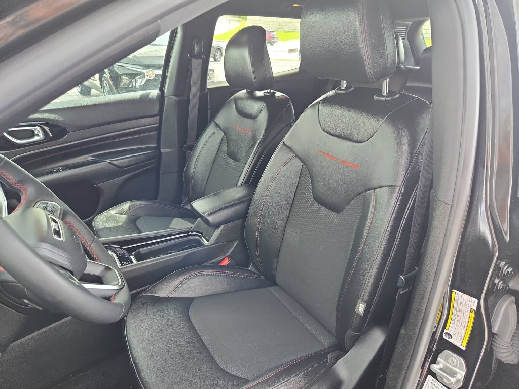 Used 2025 Jeep Compass Trailhawk AWD/4WD image 13