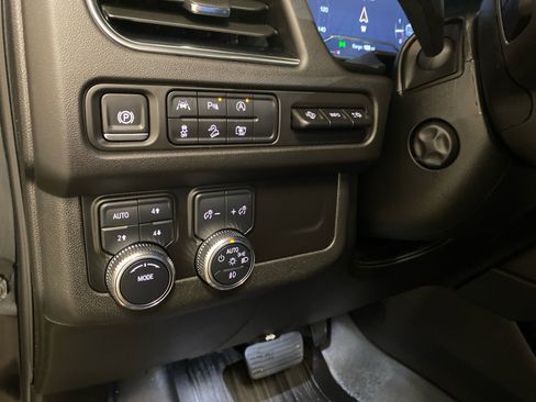 Used 2024 GMC Yukon XL AT4 w/ Technology Package image 20