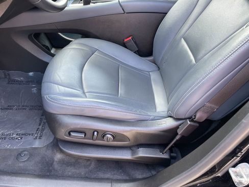 Used 2021 Buick Enclave Essence image 8