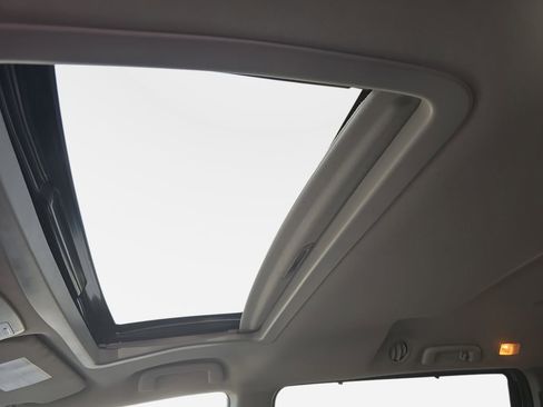 Used 2015 Toyota Sienna SE image 22