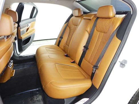 Used 2022 BMW 740i w/ Premium Package image 17