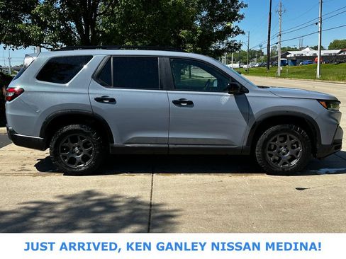 Used 2023 Honda Pilot TrailSport image 2