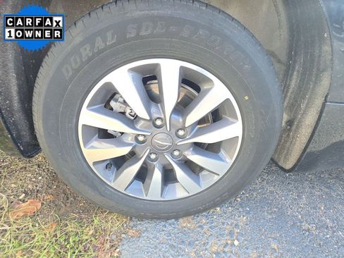 Used 2023 Chrysler Pacifica Touring-L image 9