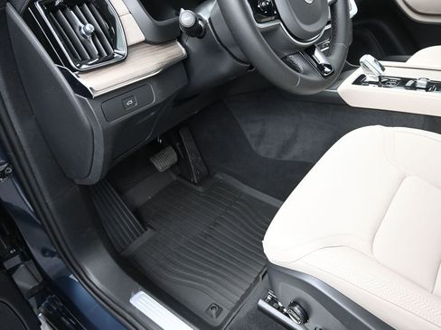 New 2026 Volvo XC90 B6 Plus w/ Protection Package Premier image 9