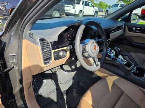 Used 2023 Porsche Cayenne Platinum Edition AWD/4WD image 23