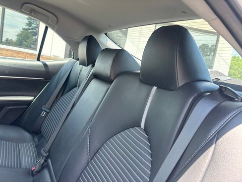 Used 2019 Toyota Camry SE FWD image 5
