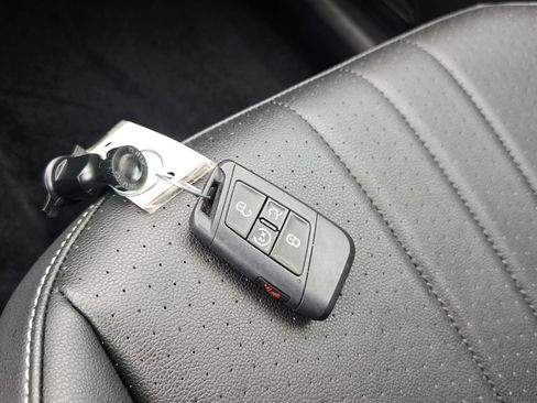 Certified 2023 Volkswagen Tiguan SE FWD image 17