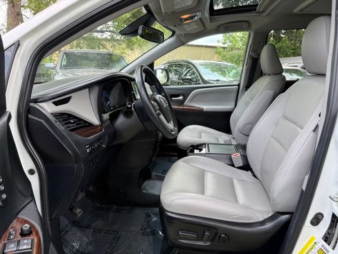 Used 2018 Toyota Sienna Limited Premium FWD image 10