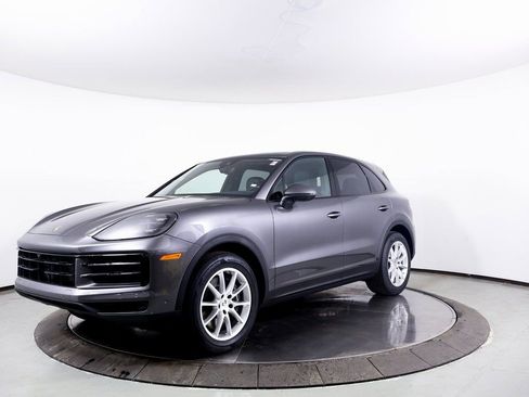 Certified 2025 Porsche Cayenne image 1