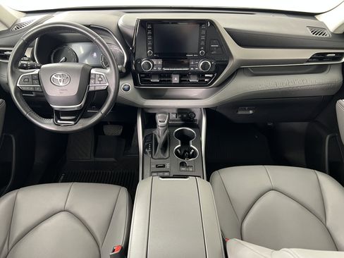 Used 2020 Toyota Highlander XLE AWD/4WD image 22