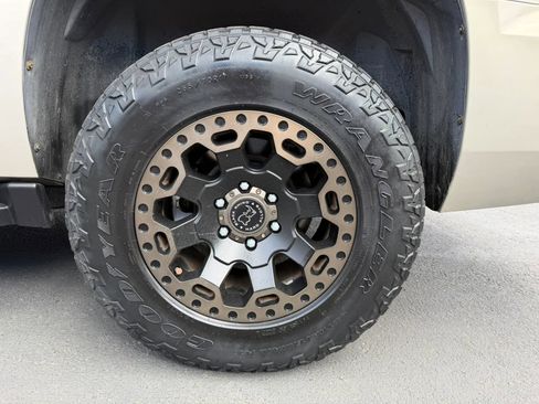 Used 2007 Chevrolet Suburban LTZ w/ LTZ Preferred Equipment Group AWD/4WD image 29