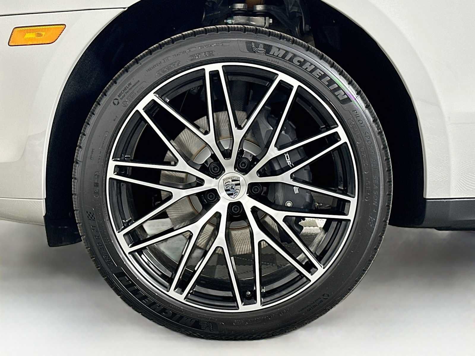 Certified 2025 Porsche Macan AWD/4WD image 32