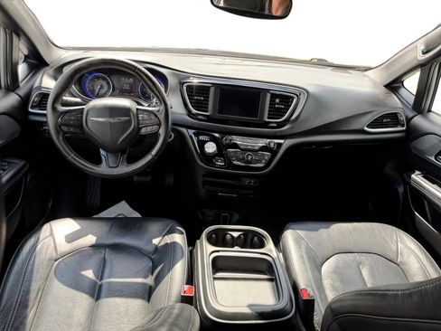 Used 2019 Chrysler Pacifica Touring-L w/ S Appearance Package FWD image 11