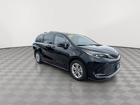 Used 2024 Toyota Sienna Platinum image 2