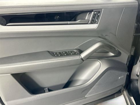 Certified 2025 Porsche Cayenne AWD/4WD image 31