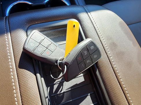 Used 2023 GMC Yukon XL SLT image 22