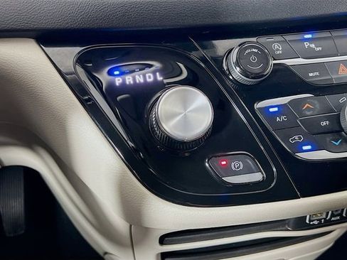 Used 2024 Chrysler Pacifica Touring-L image 22