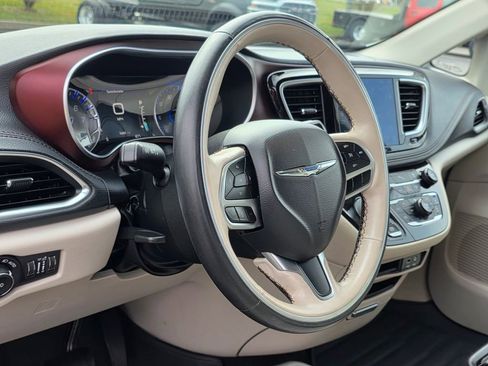 Used 2020 Chrysler Pacifica Limited image 11