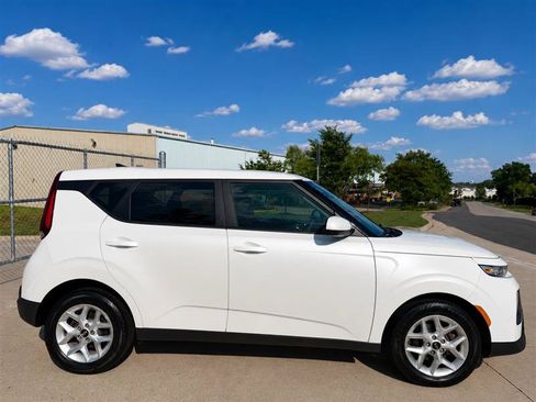 Used 2021 Kia Soul S FWD image 2
