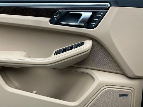 Certified 2024 Porsche Macan S AWD/4WD image 19