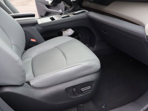 Used 2024 Toyota Sienna XLE image 31