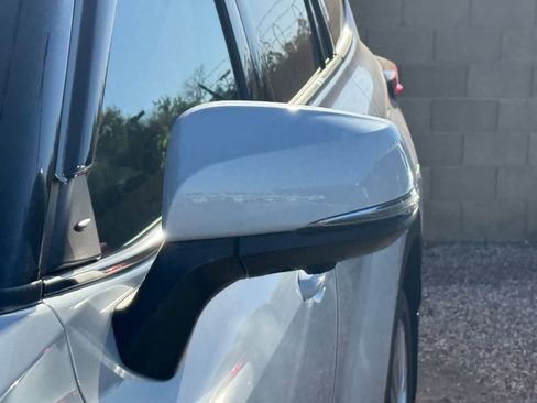 Used 2023 Toyota Highlander Platinum image 11