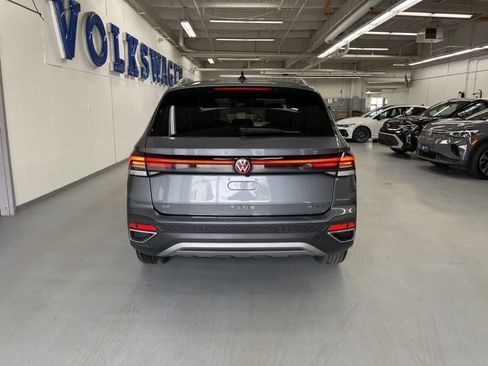 Used 2025 Volkswagen Taos SE AWD/4WD image 3