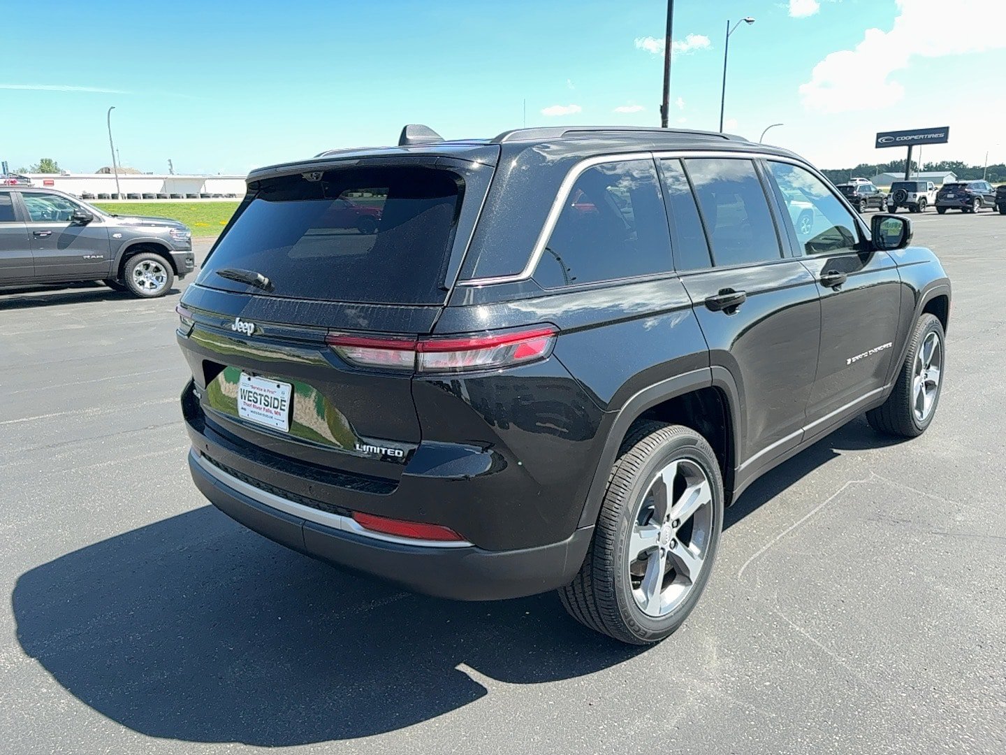 New 2026 Jeep Grand Cherokee Limited w/ Luxury Tech Group II AWD/4WD image 5