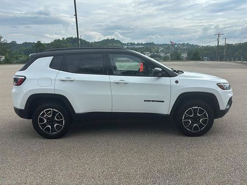 Used 2024 Jeep Compass Trailhawk AWD/4WD image 5