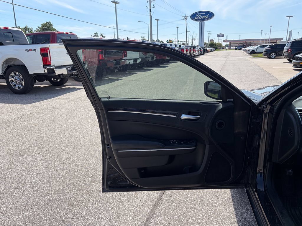 Used 2011 Chrysler 300 Limited RWD image 10