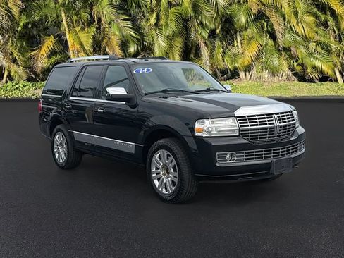 Used 2014 Lincoln Navigator 4WD image 2