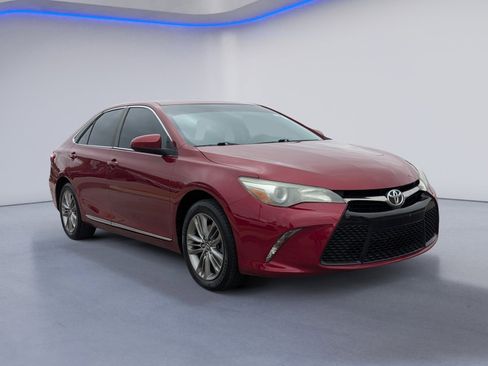 Used 2016 Toyota Camry SE w/ Moonroof Package image 8