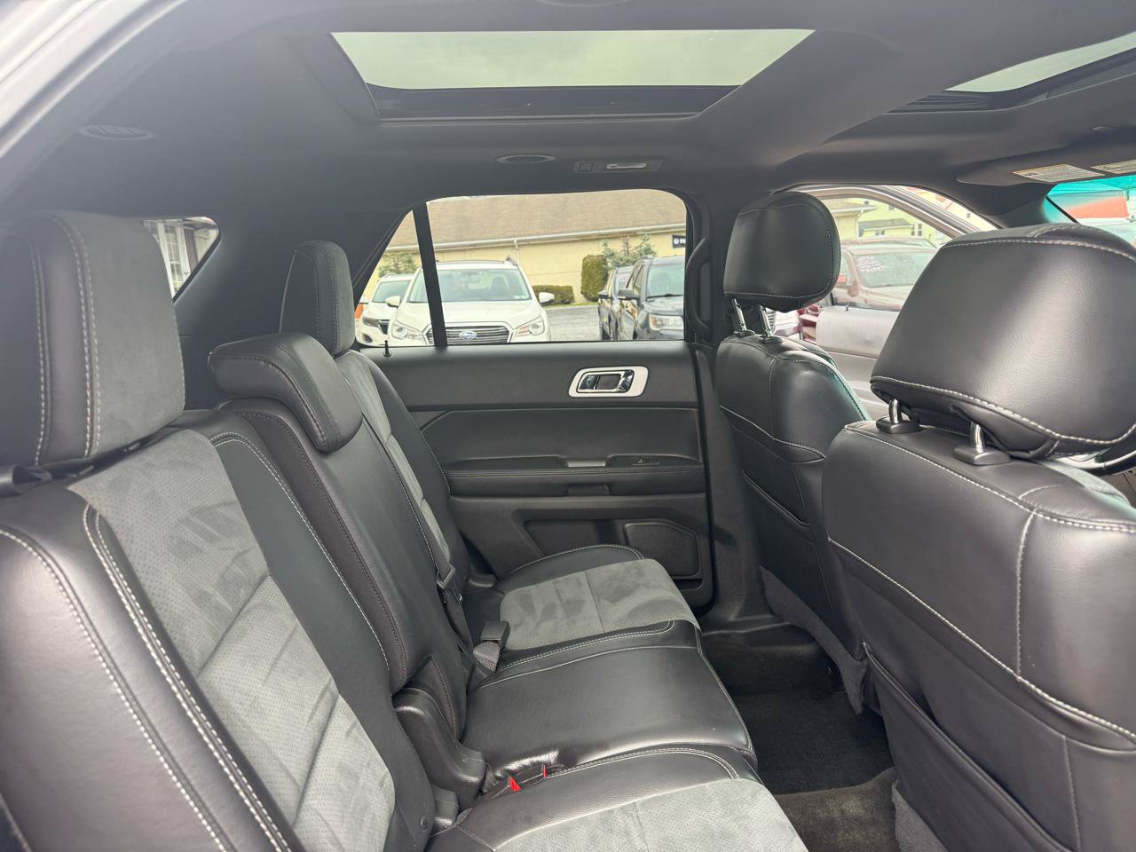 Used 2015 Ford Explorer XLT w/ Equipment Group 202B AWD/4WD image 41