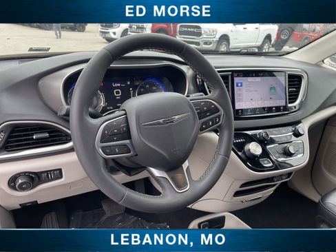 Used 2023 Chrysler Pacifica Touring-L FWD image 34