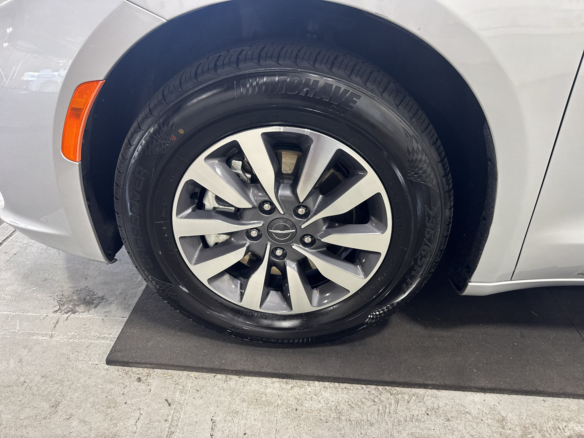 Used 2024 Chrysler Pacifica Limited FWD image 9