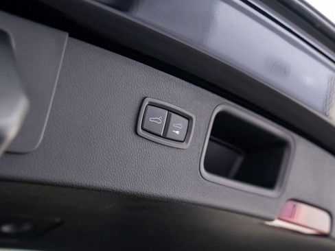 Certified 2025 Porsche Macan image 35