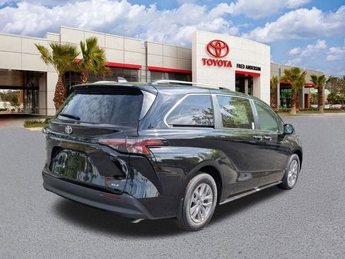 New 2026 Toyota Sienna XLE image 5