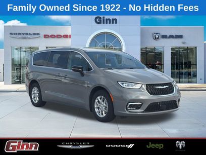 Used 2025 Chrysler Pacifica Select