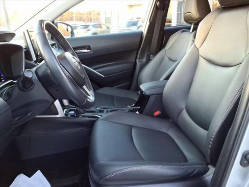 Used 2022 Toyota Corolla Cross XLE image 13