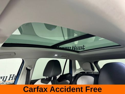 Used 2025 Volkswagen Tiguan SE w/ Panoramic Sunroof Package AWD/4WD image 3