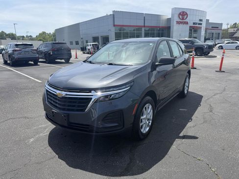 Used 2022 Chevrolet Equinox LS w/ Driver Confidence II Package AWD/4WD image 3