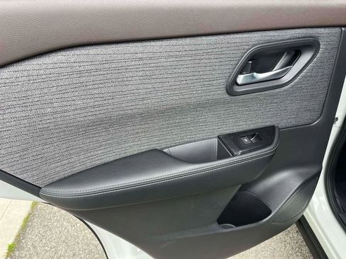 Used 2023 Nissan Rogue SV image 5